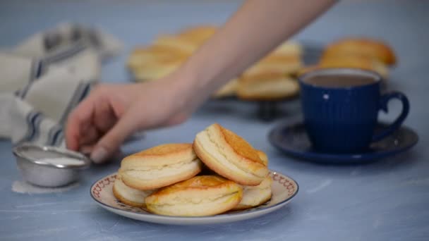 Sochniki加奶酪撒些糖粉在泡菜上 — 图库视频影像
