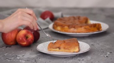Tatin turtasının bir kısmı. Ev yapımı Elmalı tart Tatin, karamel soslu..