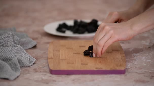 Mains Féminines Coupant Les Pruneaux Doux Bandes Égales — Video