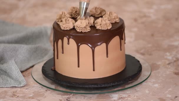 Mains Féminines Décorer Gâteau Éponge Avec Crème Chocolat Sac Pâtisserie — Video