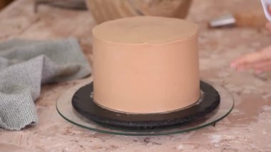 Pastayı krema veya kremayla kaplamak.