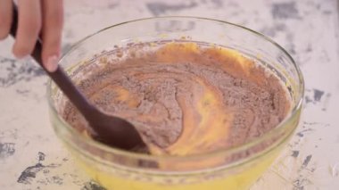 Lezzetli bir hamur un, yumurta, süt ve şekeri çırpıcıyla karıştır..