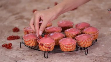 Kırmızı üzümlü sağlıklı vanilyalı kekler..