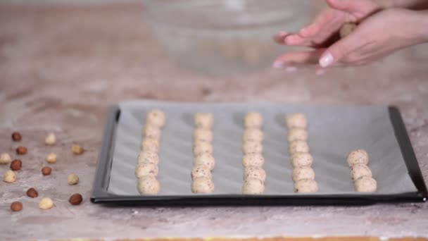 Processo de fazer biscoitos doces bolas. — Vídeo de Stock