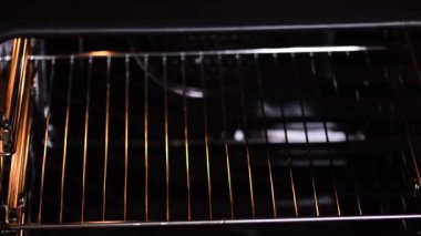 Bir pişirme çanağı bir hamuru pasta ile fırına eller.