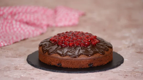 Traditionelle Hausgemachte Schokoladenkuchen Süßes Gebäck Dessert Mit Braunem Zuckerguss Kirschen — Stockfoto