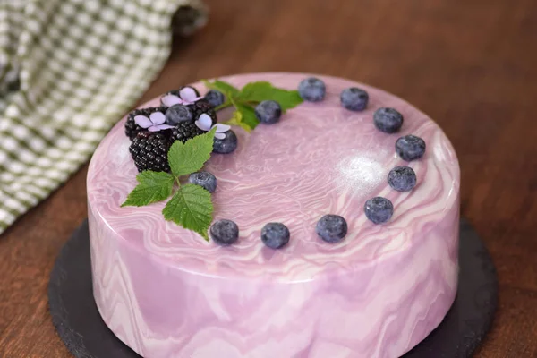 Bolo Mousse Delicioso Com Bagas Verão Esmalte Espelho — Fotografia de Stock