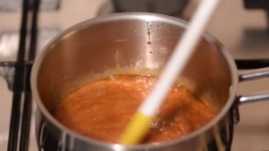 Bir şef ateşte karamelli kek yapıyor..
