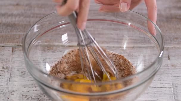 Eier mit Zucker in einer Glasschüssel verquirlen. — Stockvideo