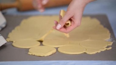 Yuvarlanmış hamur. Kısa hamurlu börek. Kurabiye molası. Pişmemiş bisküviler..