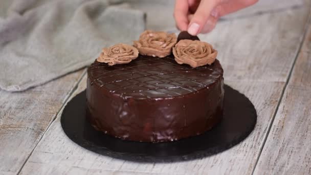 Čokoládový dort s čokoládovou polevou a smetanou, Praha. — Stock video