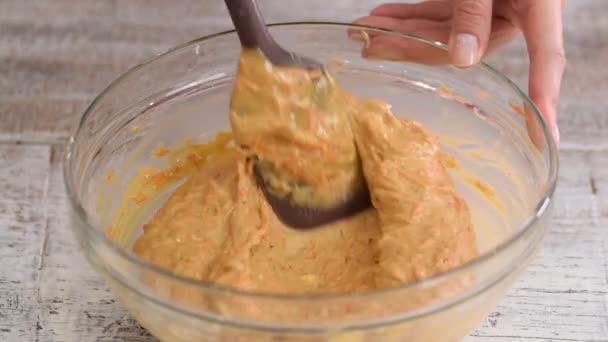 Процесс приготовления морковного торта. Смешивание теста торта в стеклянной миске. — стоковое видео