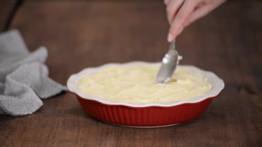 Ev yapımı çoban pastası yapma süreci. Yakın plan..