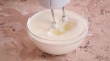 Krem şanti yapan genç bir kadın. Lezzetli yemek konsepti.