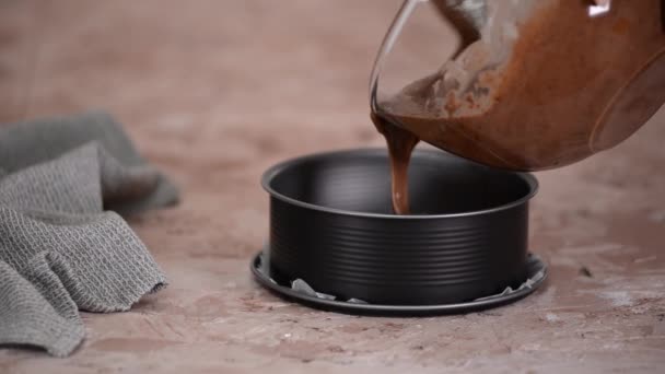 Schokoladenkuchenteig Wird Gefettete Kuchenform Gegossen — Stockvideo