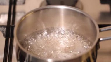  Paslanmaz çelik bir tavada kaynatılmış şeker pekmezi..