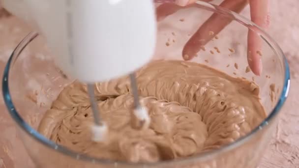 Mencampur Coklat Untuk Kue Dengan Mixer Listrik — Stok Video