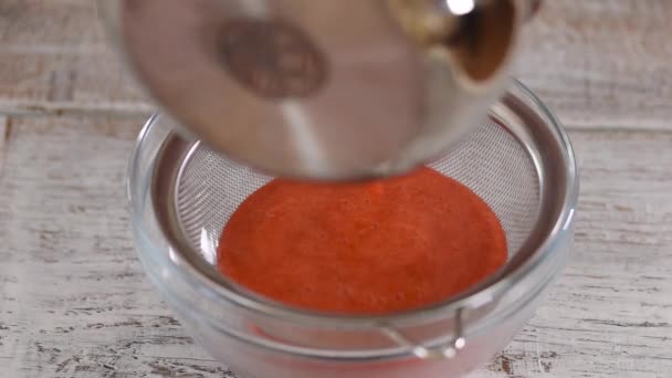 Επαγγελματική Χέρια Μάγειρας Ετοιμάζει Φράουλα Πουρέ Μούρου Τρίψιμο Μέσα Από — Αρχείο Βίντεο