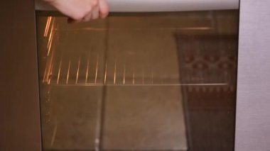 Turtayı fırına koy. Tarçın serisi ile Apple Tarte Tatin yapmak.