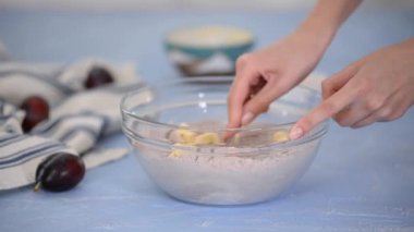 Turta için ekmek hamuru yapma süreci.