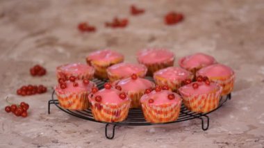Kadın lezzetli kekleri kırmızı üzümlü üzümle süsledi..