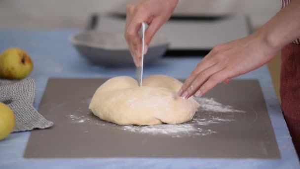 Kvinnas Händer Skär Degen För Bakning Baker Knådar Deg Ett — Stockvideo