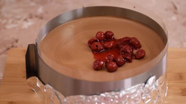 Häll Körsbärssylt Blandningen Över Choklad Mousse Kakan — Stockvideo