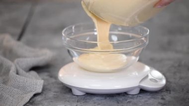 Profesyonel şef pasta hamurunu tartıyor..