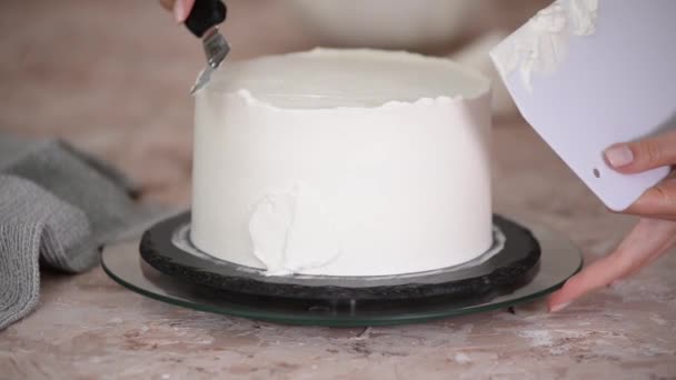 Detailní záběr pečivo žena namazání krém na vrstvený dort. — Stock video