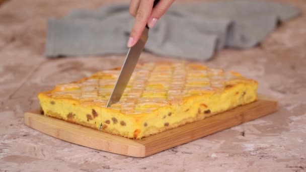 Polský tvarohový dort vrstvený mřížkovým vzorem ve stylu Krakova. — Stock video
