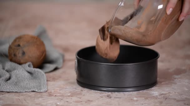 Наливання суміші торта в бляшанку для випічки . — стокове відео