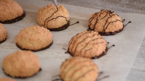Drizzled the tops of the coconut macaroons with the melted chocolate. — Stock video