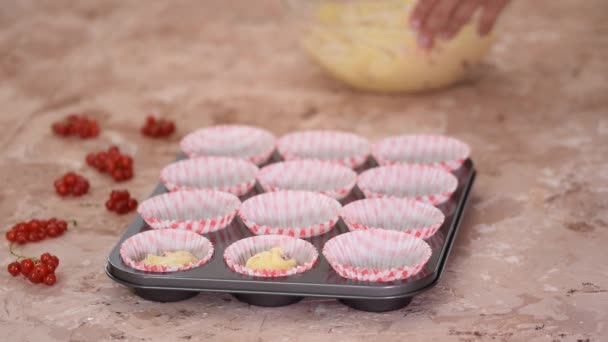 Nalít banánové muffiny v papírových formách. Příprava procesu banánových cupcakes. — Stock video