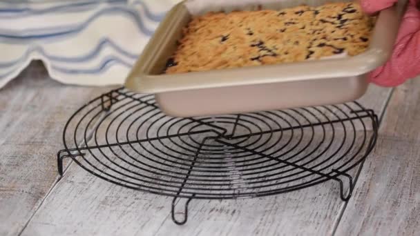 Čerstvý pečený koláč s bobulemi ve čtvercové podobě. — Stock video