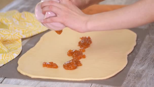 Extienda Mermelada Albaricoque Sobre Masa Sobre Mesa Cocina Con Una — Vídeos de Stock