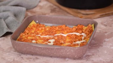 Lezzetli et lazanyası beyaz kremalı beşamel sosuyla servis edilir. Lazanya yapma süreci..