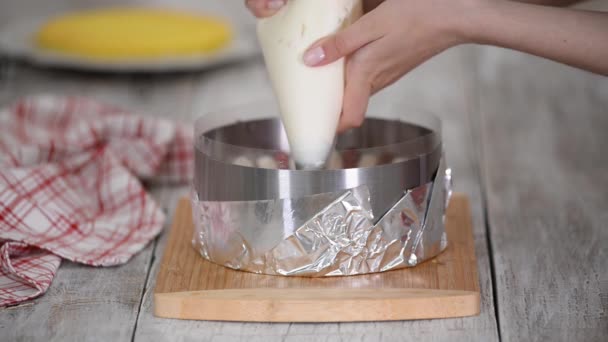 Σφίξτε Την Κρέμα Από Την Σακούλα Ζαχαροπλαστικής Μαγειρεύοντας Σπιτικό Κέικ — Αρχείο Βίντεο