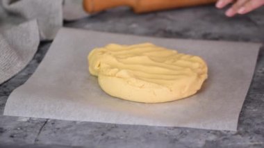 İki çarşaf arasında hamuru yuvarlıyorum..