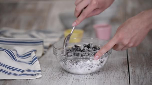 Female hands mixing blackcurrant with cornstarch. — Stockvideo