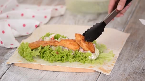 Nő kéz főzés pita zöldséggel és csirkével. — Stock videók