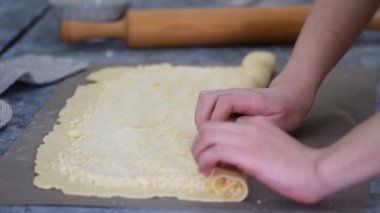 Kadın Elleri Yuvarlanan Hamur Yuvarlanıyor, Pişirme Süreci Çörek Yapıyor