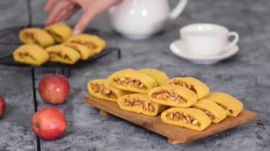 Tahtada küçük elma kurabiyeleri.