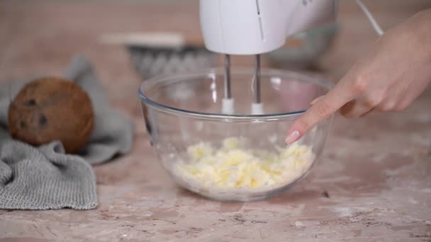 Mieszanie Masła Cukrem Mikserem Rąk Szklanej Misce Robię Śmietankę Albo — Wideo stockowe