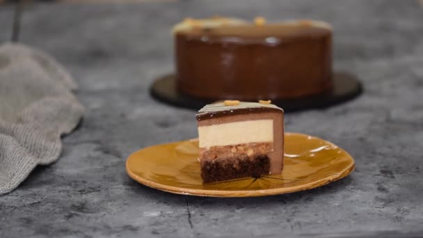 Stück Schokolade Karamell Erdnuss Mousse Kuchen Snickers Auf Einem Teller — Stockvideo
