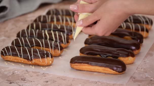 Koki Pastry Menuangkan Cokelat Putih Pada Eclairs Perancis — Stok Video