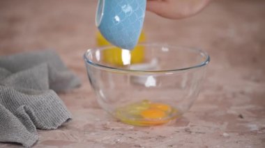 Karıştırıcıyla yumurta çırpan kadın, yakın plan.