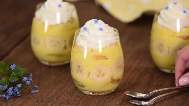 Glas Mit Leckerem Bananenpudding Auf Dem Tisch — Stockvideo