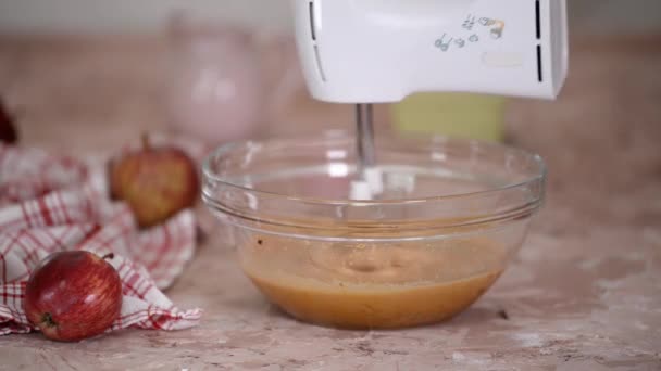 Mixing Ingredients Large Glass Mixing Bowl Bake Apple Cake — Vídeos de Stock