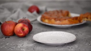 Ev yapımı Elmalı tart Tatin, karamel soslu.