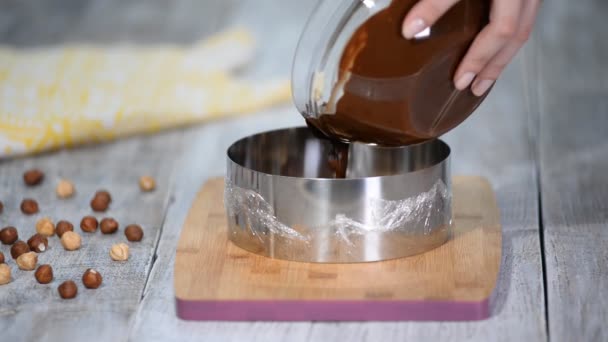 Gros Plan Des Mains Des Chocolatiers Versant Chocolat Dans Anneau — Video